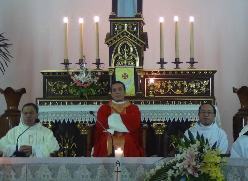 Lm Phêrô Phạm Văn Dương đang cử hành Thánh Lễ