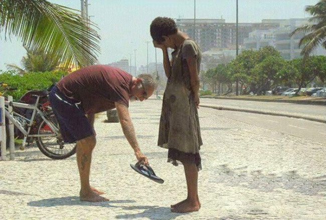 Người đàn ông tặng đôi dép mình đang sử dụng cho cô gái vô gia cư đi chân đất trên đường phố Rio de Janeiro (Brazil).
