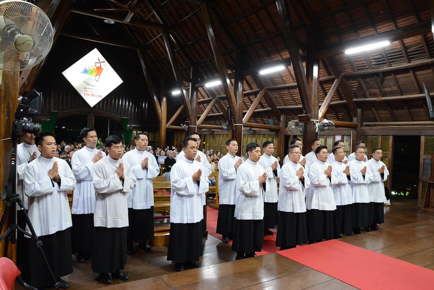 THÁNH LỄ TẠ ƠN VÀ NGHI THỨC DẤN THÂN CỦA 19 ỨNG VIÊN PHÓ TẾ