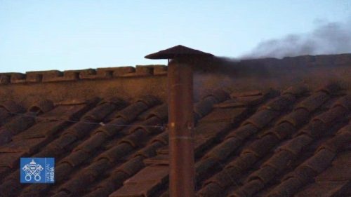 LẦN BỎ PHIẾU ĐẦU TIÊN: KHÓI ĐEN-CÁC HỒNG Y CHƯA BẦU ĐƯỢC GIÁO HOÀNG 