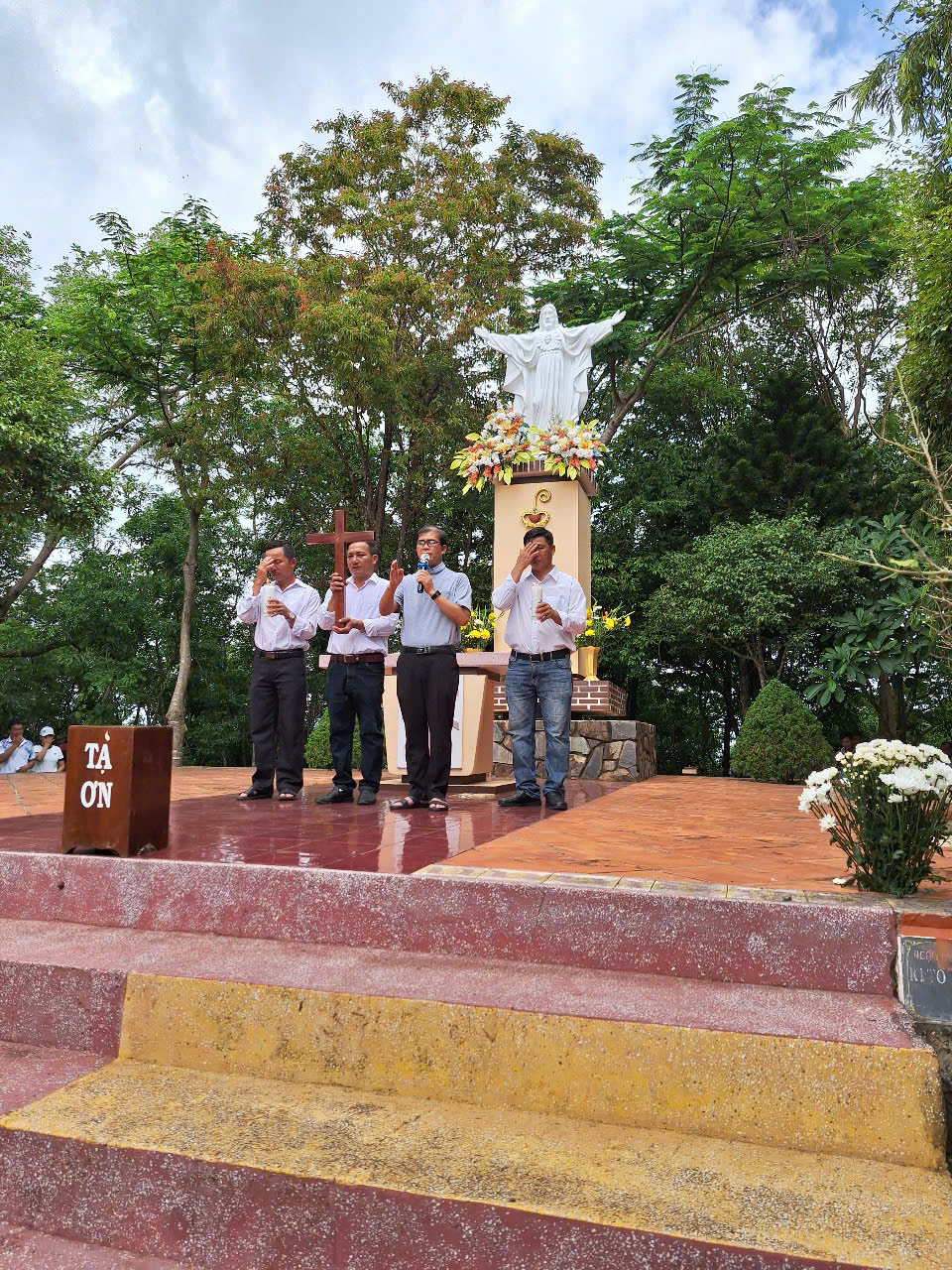 TRÁNG NIÊN HÀNH HƯƠNG NÚI CHÚA