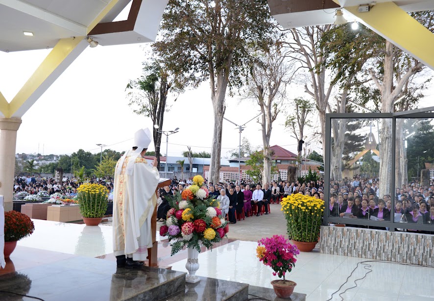 THÁNH LỄ NGHĨA TRANG MỒNG HAI TẾT BÍNH NGỌ