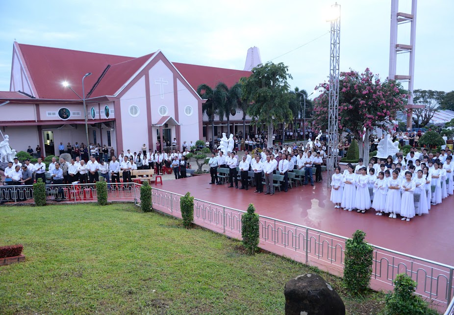 BẾ MẠC THÁNG HOA VÀ KHAI MẠC THÁNG THÁNH TÂM CHÚA GIÊSU