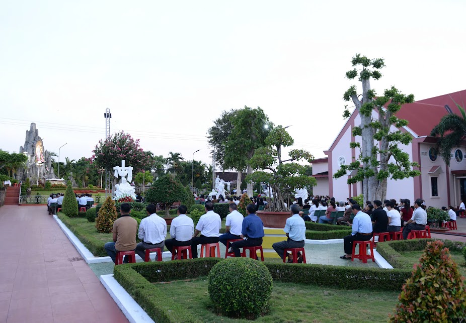 THÁNH LỄ KHAI MẠC THÁNG HOA DÂNG KÍNH ĐỨC MẸ
