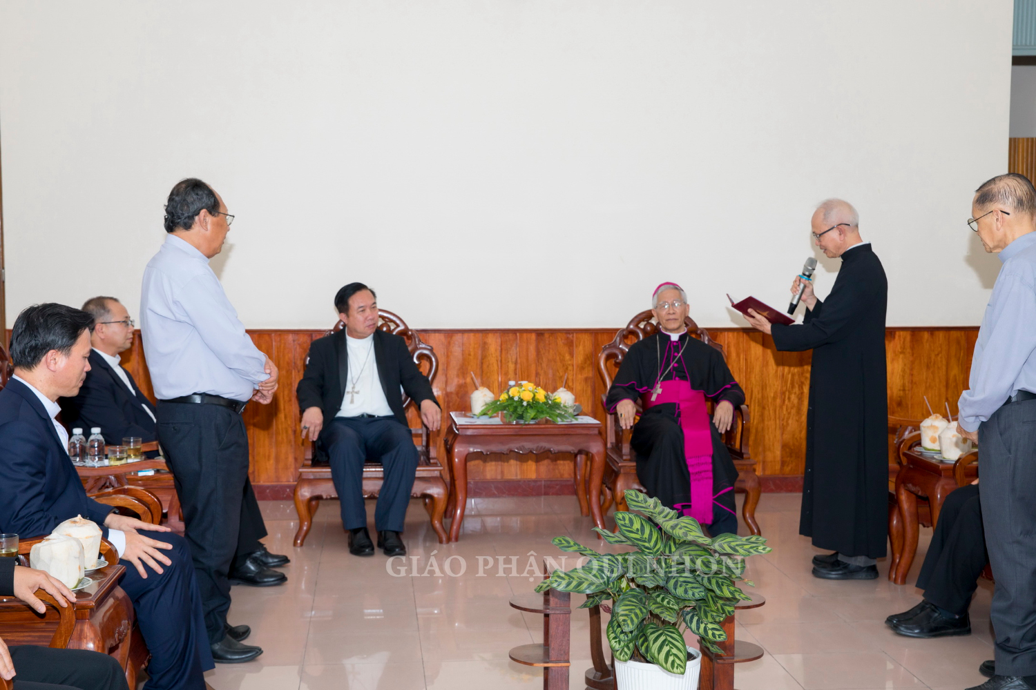 GP QUI NHƠN ĐÓN TIẾP ĐỨC CHA GIOAN BAOTIXITA - GIÁM MỤC PHÓ TÂN CỬ CÙNG PHÁI ĐOÀN GP BAN MÊ THUỘT